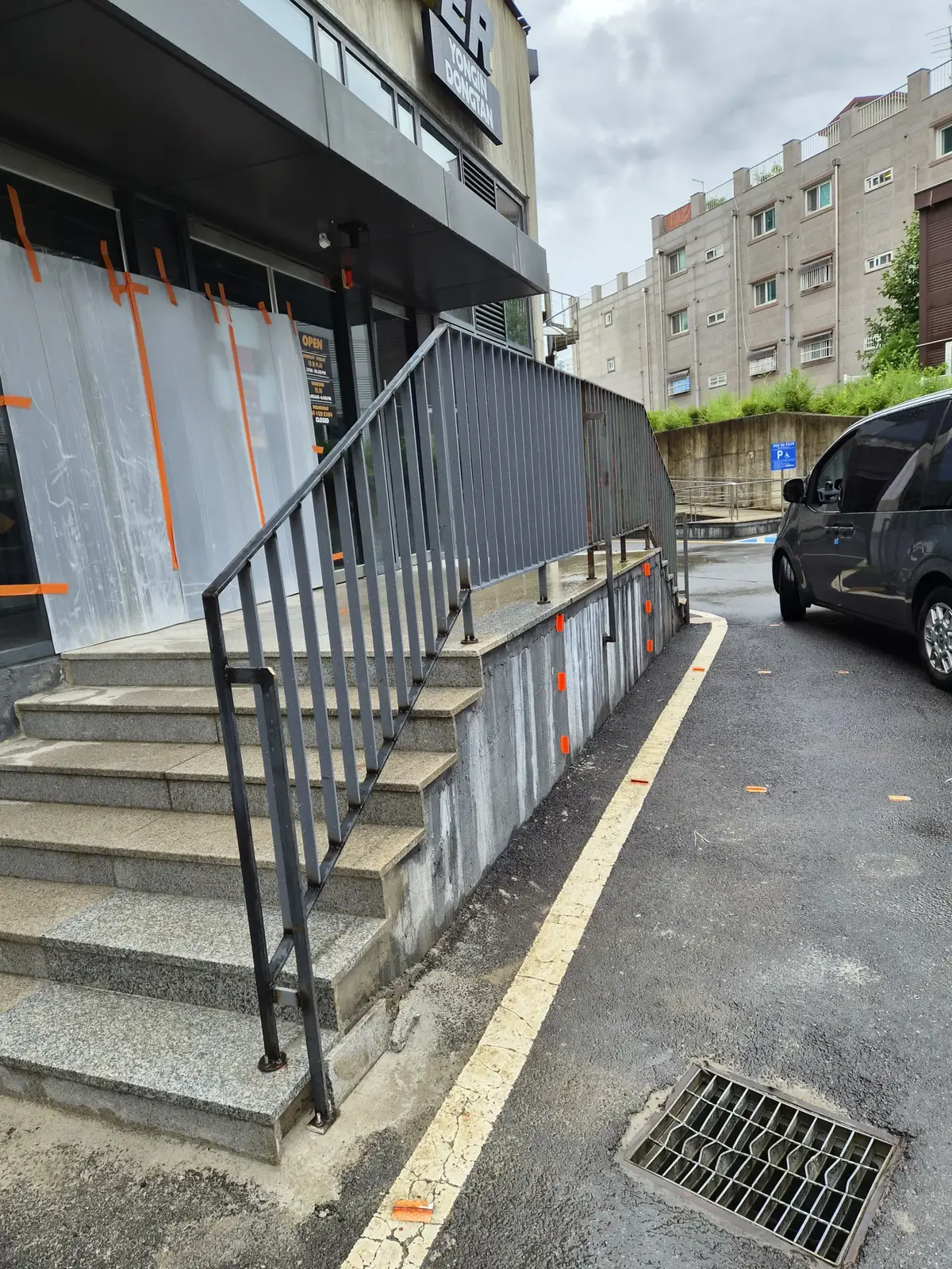 대리석 계단 교체 및 평철 난간 설치 진행 중